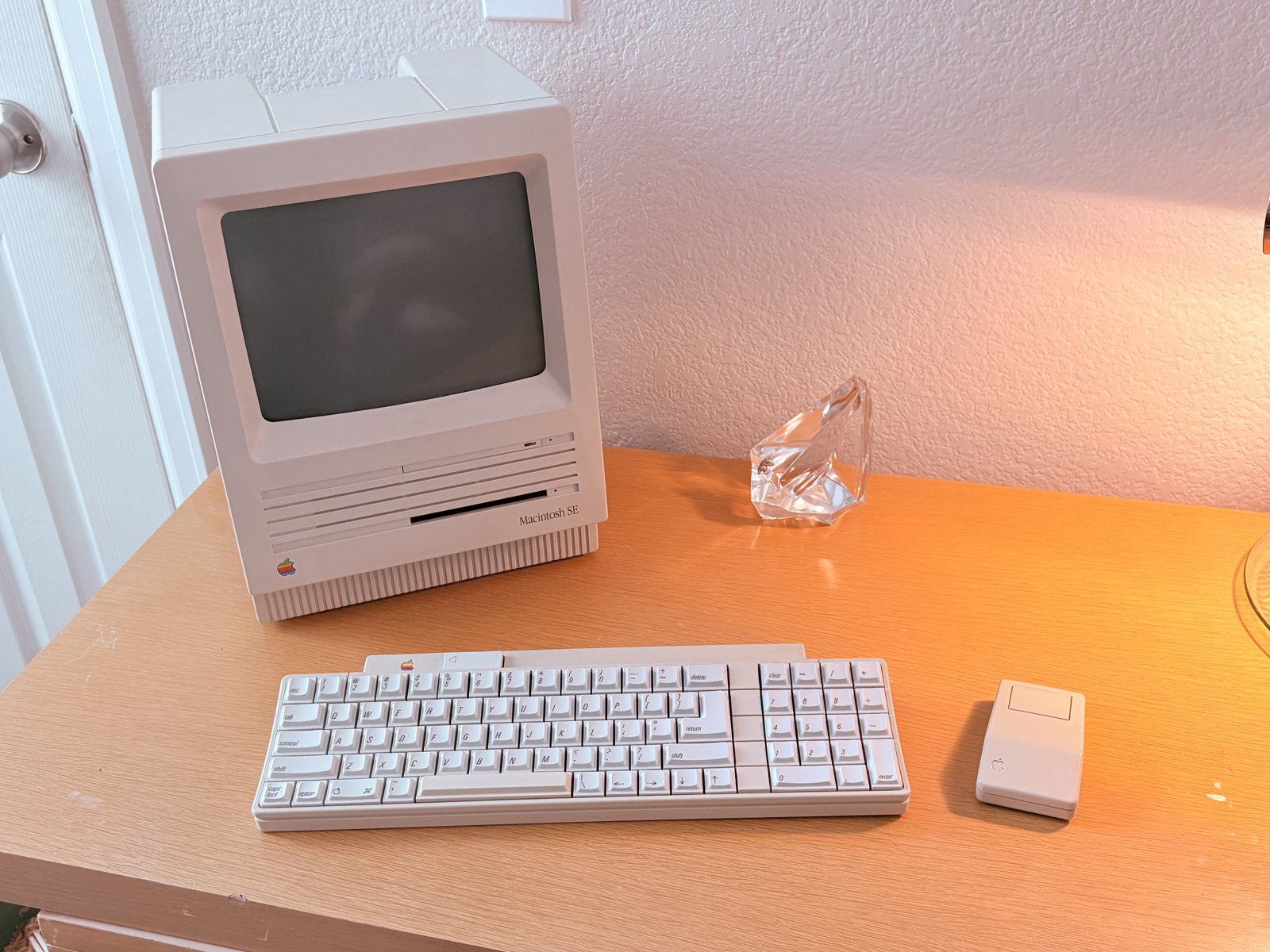 The Macintosh SE with its separate keyboard and mouse.