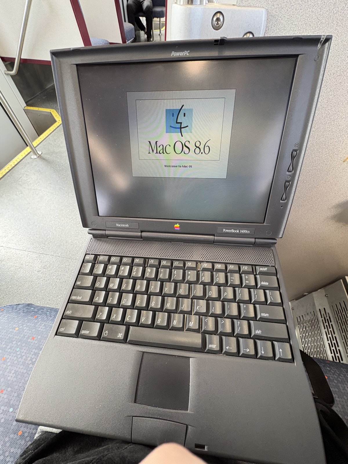 PowerBook 1400cs displaying the Mac OS 8.6 startup screen